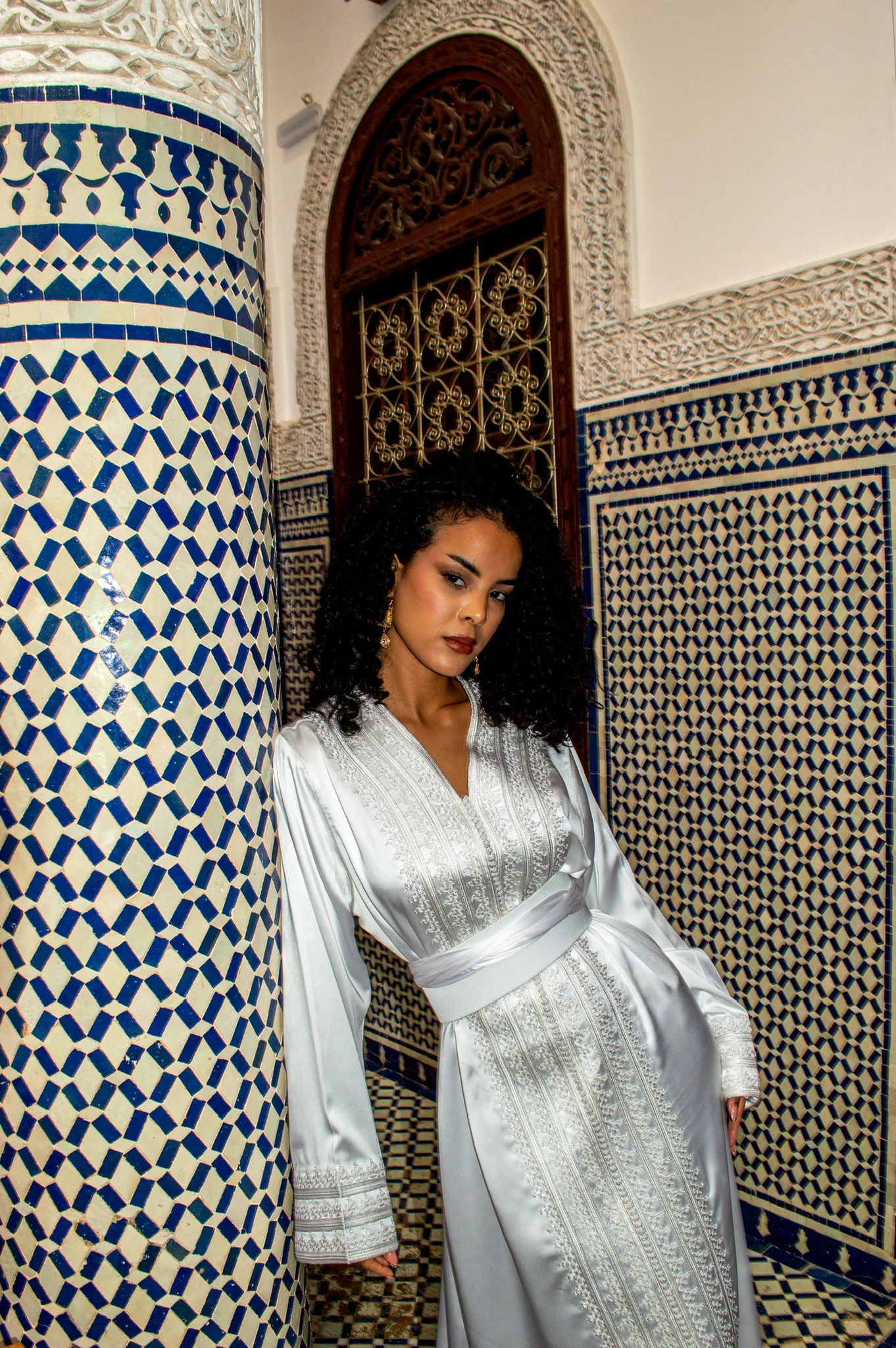 Caftan en drap de soie blanc brodé — location mariage Marseille