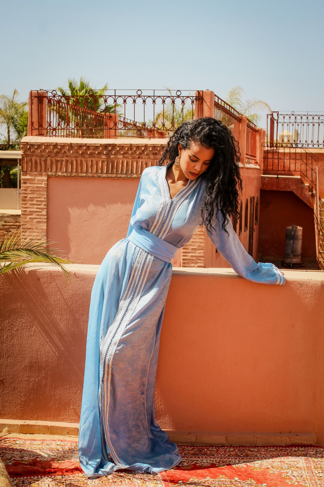 Caftan Lara bleu clair pailleté marocain — location cérémonie Marseille