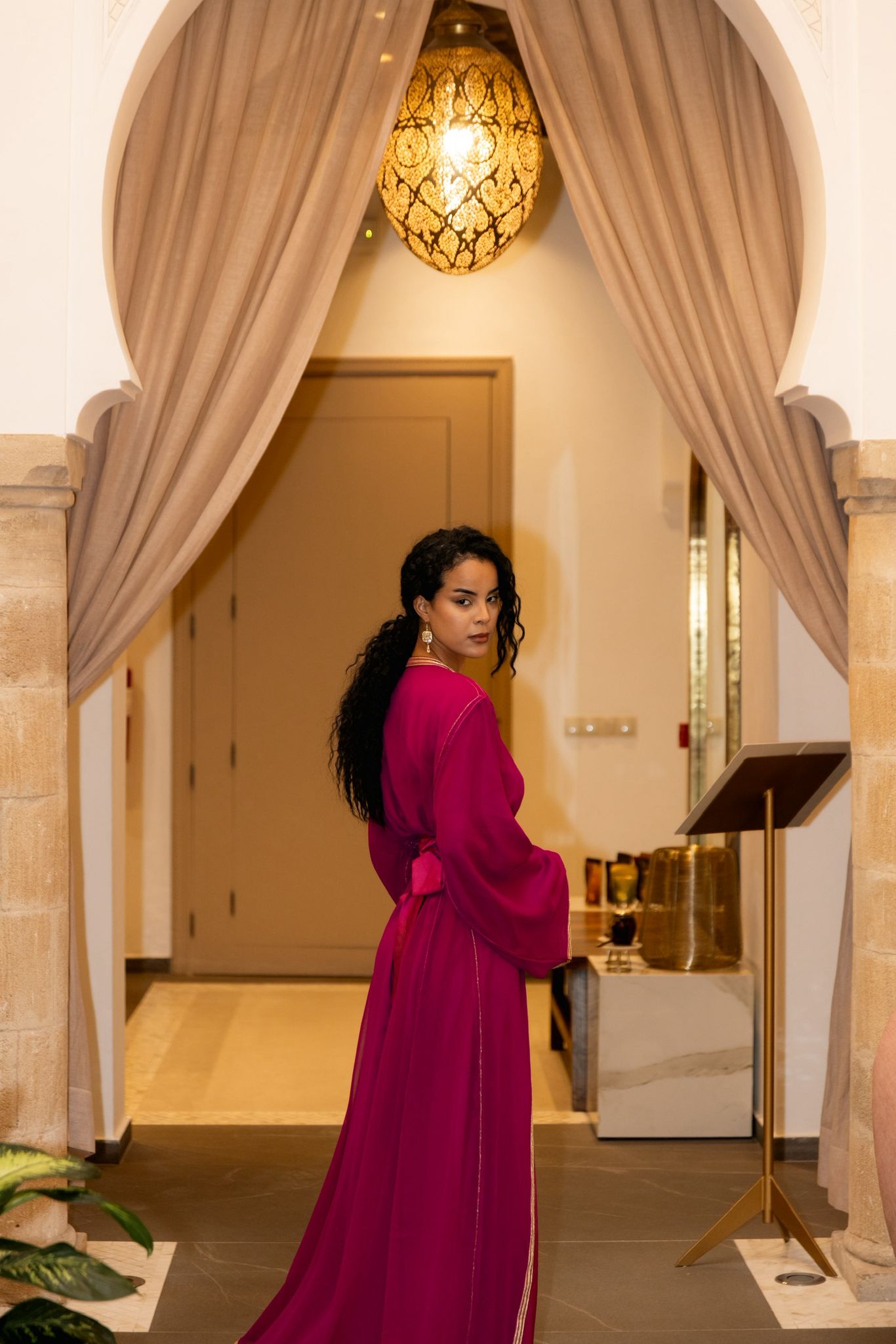 Caftan rose fuchsia marocain — location cérémonie Marseille