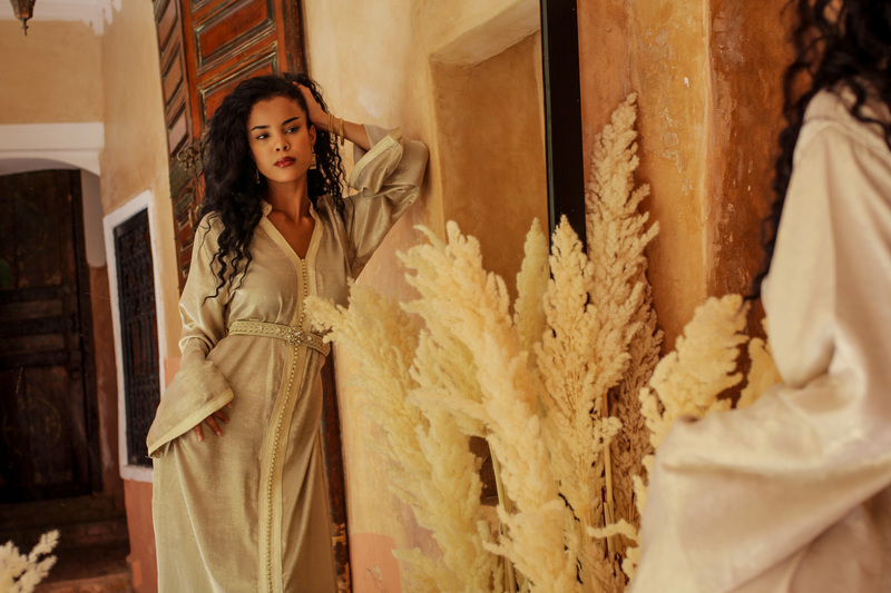 Caftan marocain doré — collection Dihya Caftan Marseille
